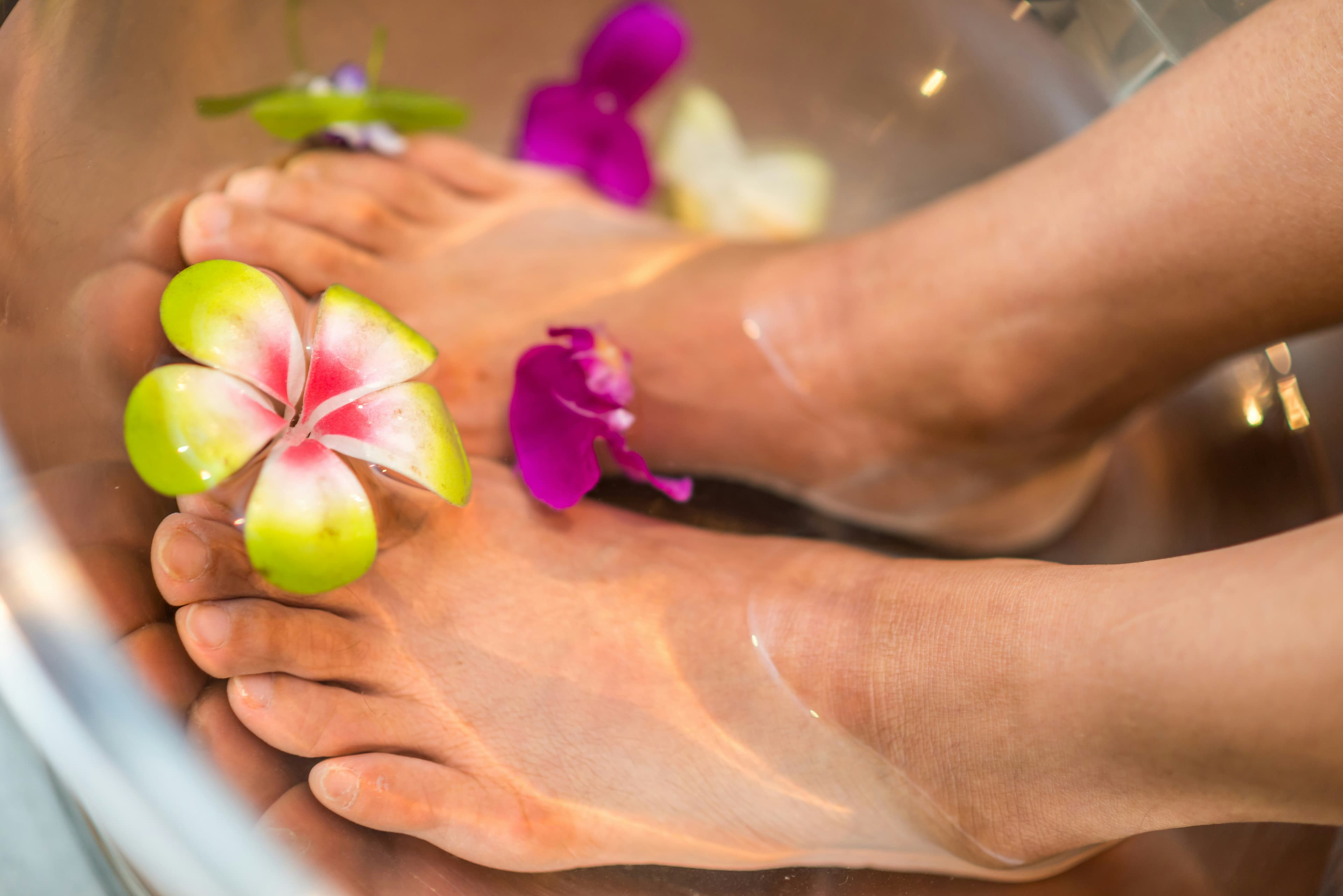 Pies con pedicura y flores