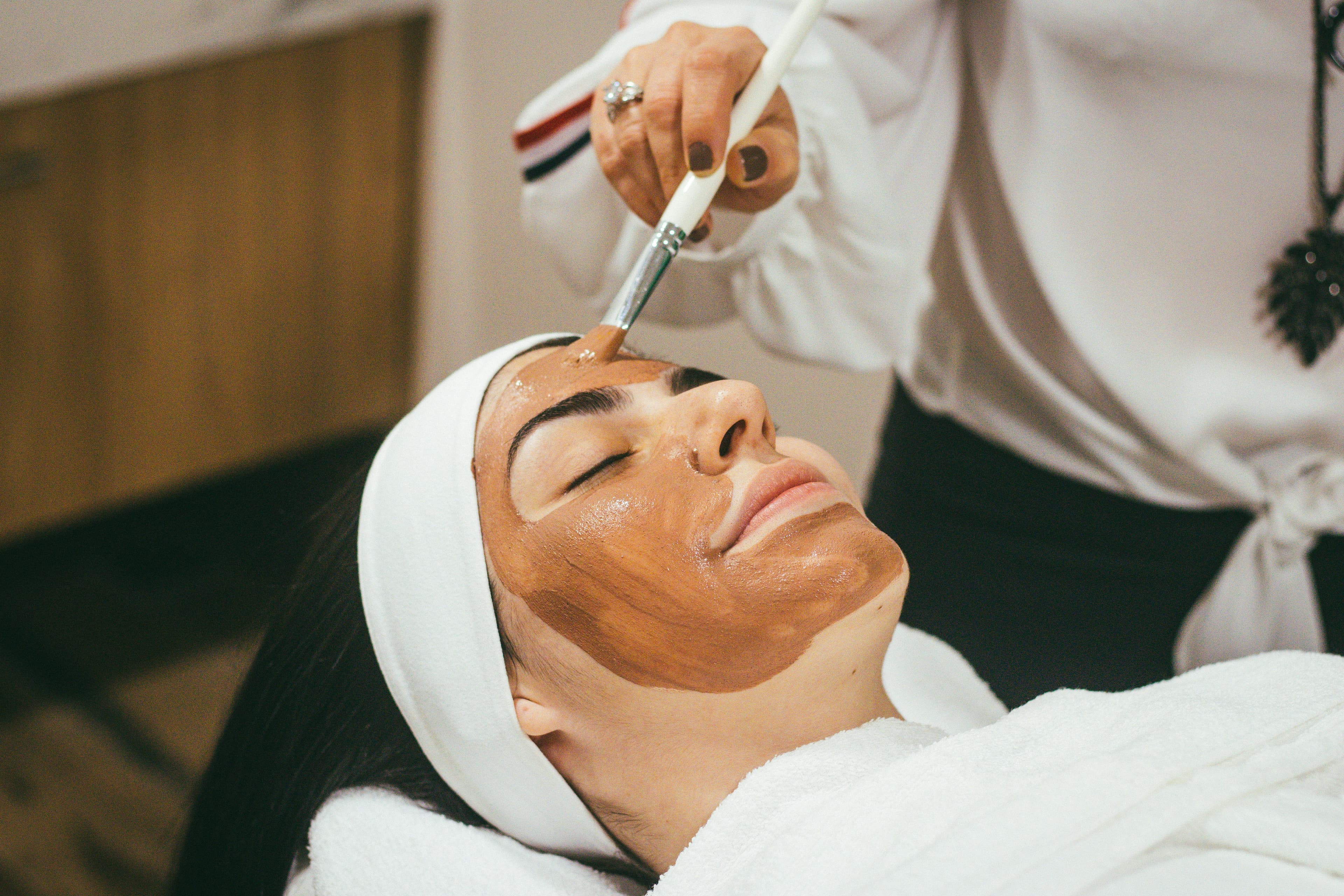 Clienta recibiendo una mascarilla facial en cabina